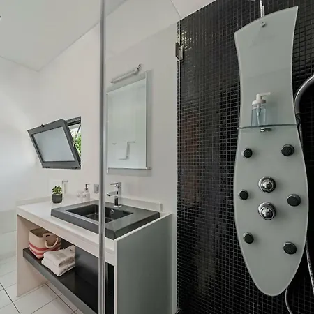 Papagaio By An Island Villa