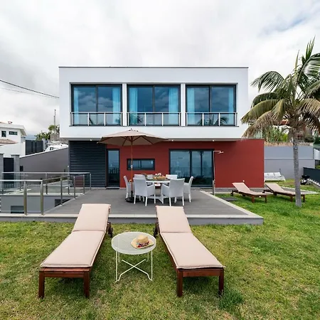 Papagaio By An Island Villa *