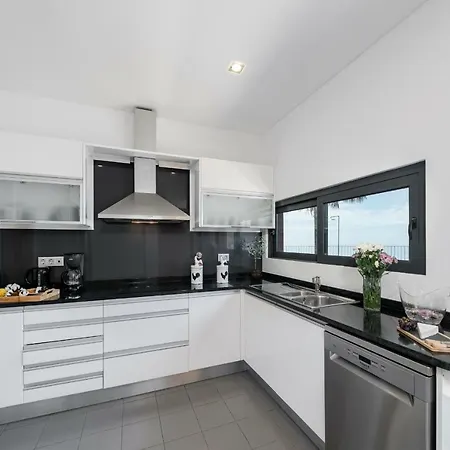 Papagaio By An Island Villa *