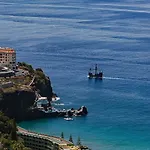 Papagaio By An Island Villa Funchal